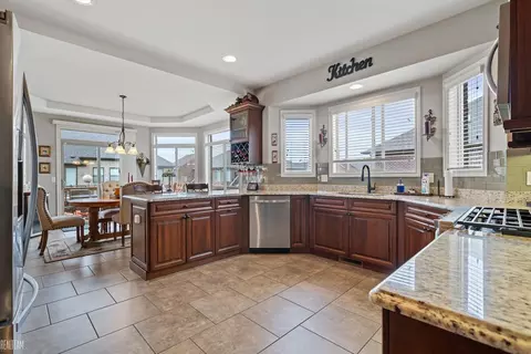 Kitchen - 18399 Aqua, Macomb, MI 48042 photo 3 of 4