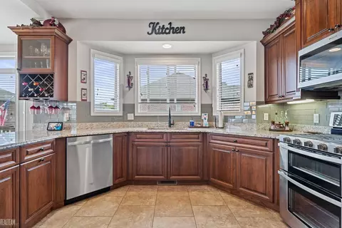 Kitchen - 18399 Aqua, Macomb, MI 48042 photo 2 of 4