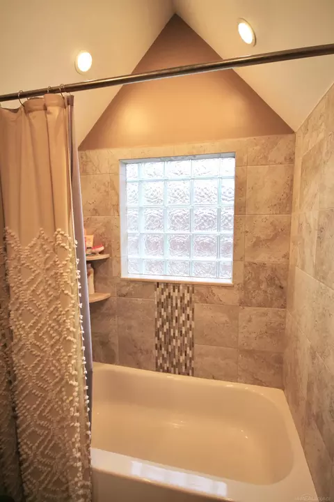 Bath - 224 Lyons, Troy, MI 48083 photo 4 of 5