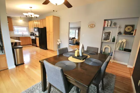 Dining - 224 Lyons, Troy, MI 48083 photo 4 of 5