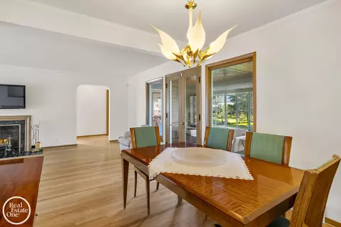 Dining - 1487 N Renaud, Grosse Pointe Woods, MI 48236 photo 2 of 2