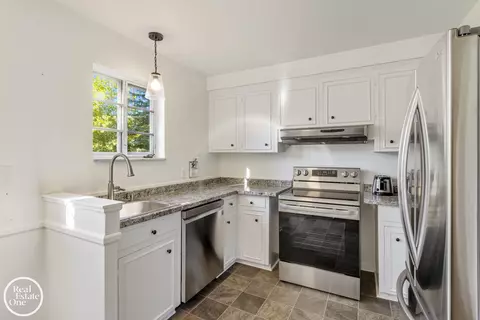 Kitchen - 1487 N Renaud, Grosse Pointe Woods, MI 48236 photo 2 of 4