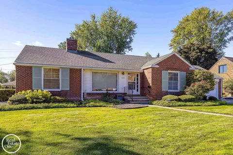 Exterior - 1487 N Renaud, Grosse Pointe Woods, MI 48236 photo 7 of 12