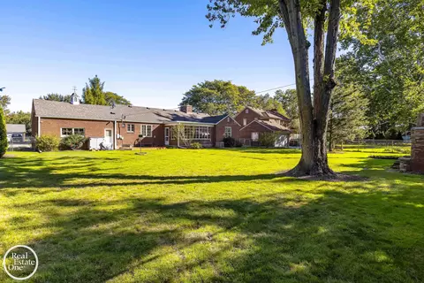 Exterior - 1487 N Renaud, Grosse Pointe Woods, MI 48236 photo 9 of 12