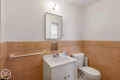 Bath - 1487 N Renaud, Grosse Pointe Woods, MI 48236 photo 2 of 4