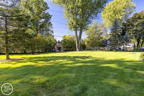 Exterior - 1487 N Renaud, Grosse Pointe Woods, MI 48236 photo 11 of 12