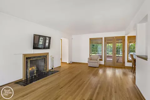 Living - 1487 N Renaud, Grosse Pointe Woods, MI 48236 photo 3 of 4