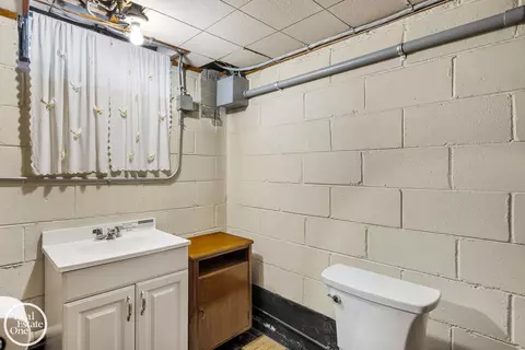 Bath - 1487 N Renaud, Grosse Pointe Woods, MI 48236 photo 4 of 4