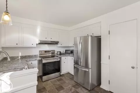 Kitchen - 1487 N Renaud, Grosse Pointe Woods, MI 48236 photo 3 of 4