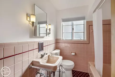 Bath - 1487 N Renaud, Grosse Pointe Woods, MI 48236 photo 1 of 4
