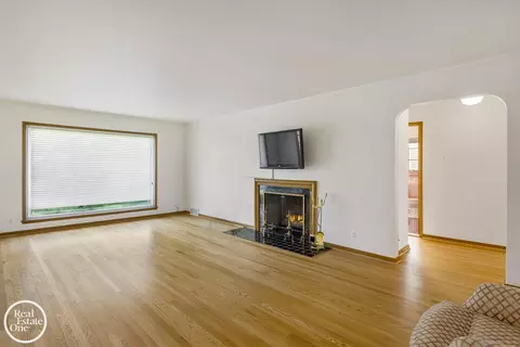 Living - 1487 N Renaud, Grosse Pointe Woods, MI 48236 photo 4 of 4