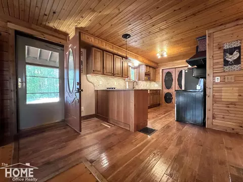 Entry Way - 10246 Scribner, Bancroft, MI 48414 photo 2 of 4