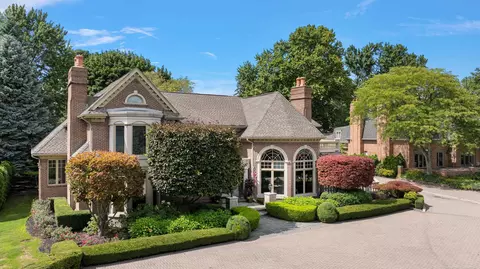 555 Lake Shr, Grosse Pointe Shores, MI 48236