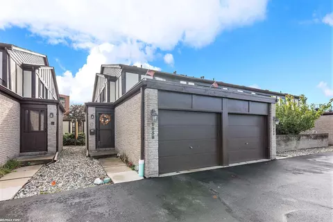1058 Country Clb, Saint Clair Shores, MI 48082