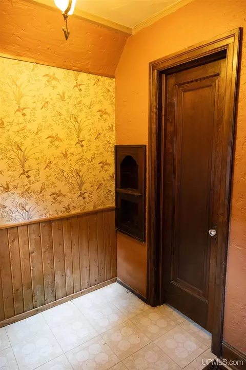 Entry Way - 408 N Maple, Ishpeming, MI 49849 photo 4 of 8