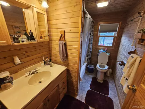 Bath - 14851 Co Rd Cs, Ishpeming, MI 49849 photo 2 of 3