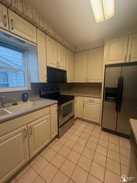 Kitchen - 422 Riverview, Monroe, MI 48162 photo 1 of 2