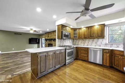 785 Townsend, Leonard, MI 48367 photo 11