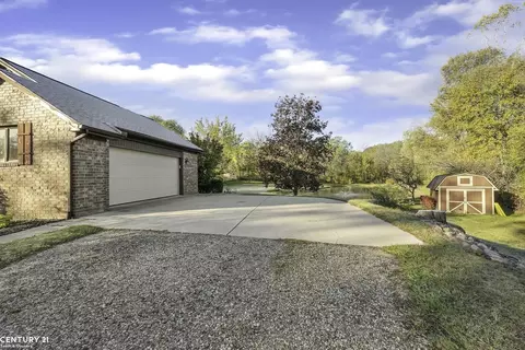 785 Townsend, Leonard, MI 48367 photo 35