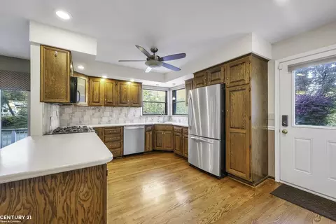 785 Townsend, Leonard, MI 48367 photo 9