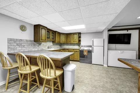 785 Townsend, Leonard, MI 48367 photo 27