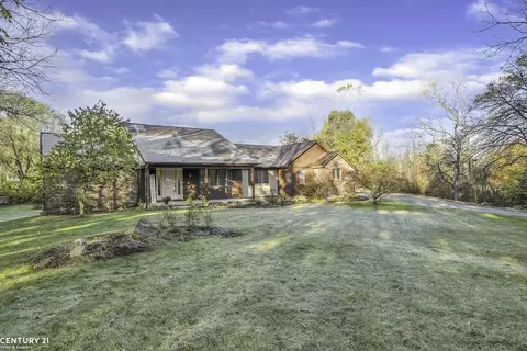 785 Townsend, Leonard, MI 48367 photo 3