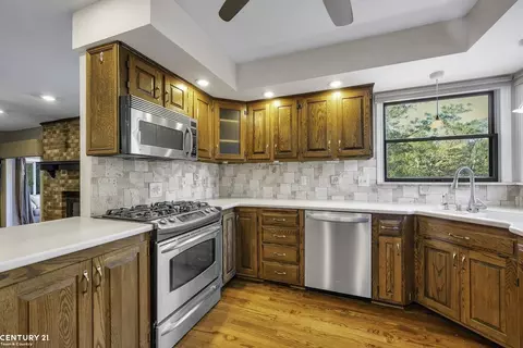 785 Townsend, Leonard, MI 48367 photo 10