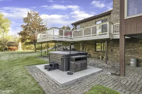 785 Townsend, Leonard, MI 48367 photo 39