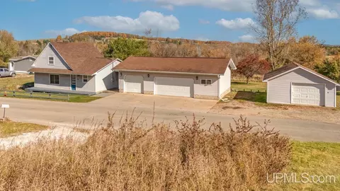 n2276 Pearney Lane, Norway, MI 49870