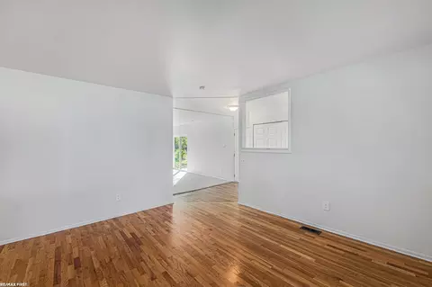 Living - 32048 Bradner, Warren, MI 48088 photo 6 of 6