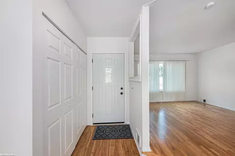 Entry Way - 32048 Bradner, Warren, MI 48088 photo 1 of 2