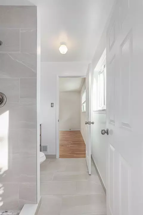 Entry Way - 32048 Bradner, Warren, MI 48088 photo 2 of 2