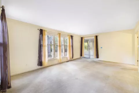 Living - 1537 Flushing, Flushing, MI 48433 photo 2 of 4
