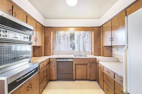 Kitchen - 1537 Flushing, Flushing, MI 48433 photo 1 of 2