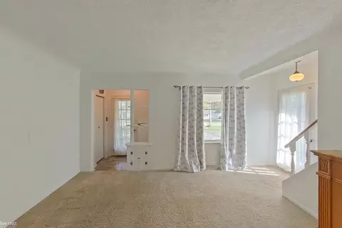 Living - 803 Moore, Davison, MI 48423 photo 3 of 4