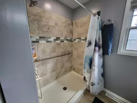 Bath - 1552 N Shaw, Gladwin, MI 48624 photo 8 of 8