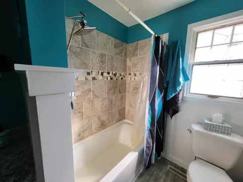 Bath - 1552 N Shaw, Gladwin, MI 48624 photo 3 of 8