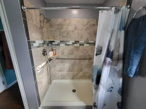 Bath - 1552 N Shaw, Gladwin, MI 48624 photo 7 of 8
