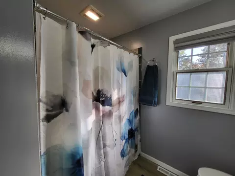 Bath - 1552 N Shaw, Gladwin, MI 48624 photo 6 of 8