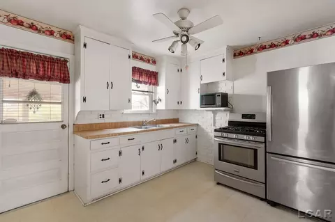 Kitchen - 995 State, Adrian, MI 49221 photo 1 of 3
