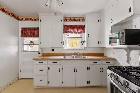 Kitchen - 995 State, Adrian, MI 49221 photo 2 of 3