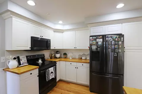 Kitchen - 2375 Stepping Stone, Flushing, MI 48433 photo 7 of 7