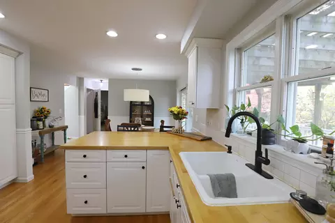 Kitchen - 2375 Stepping Stone, Flushing, MI 48433 photo 4 of 7