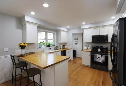 Kitchen - 2375 Stepping Stone, Flushing, MI 48433 photo 2 of 7