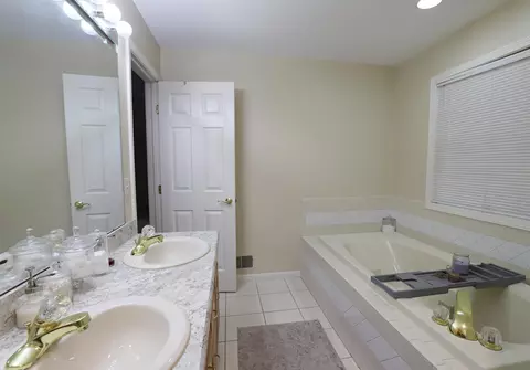 Bath - 2375 Stepping Stone, Flushing, MI 48433 photo 2 of 3
