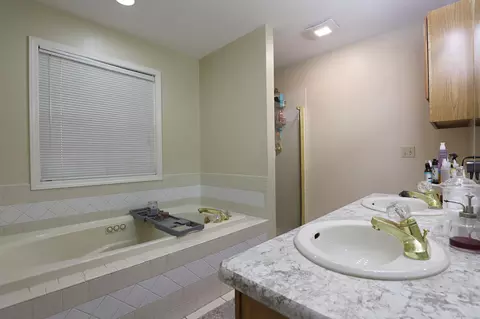 Bath - 2375 Stepping Stone, Flushing, MI 48433 photo 1 of 3