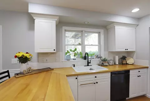 Kitchen - 2375 Stepping Stone, Flushing, MI 48433 photo 6 of 7
