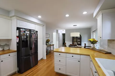 Kitchen - 2375 Stepping Stone, Flushing, MI 48433 photo 3 of 7