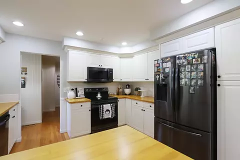 Kitchen - 2375 Stepping Stone, Flushing, MI 48433 photo 5 of 7