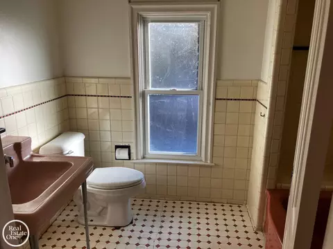 Bath - 236 Mckinley, Grosse Pointe Farms, MI 48236 photo 2 of 2